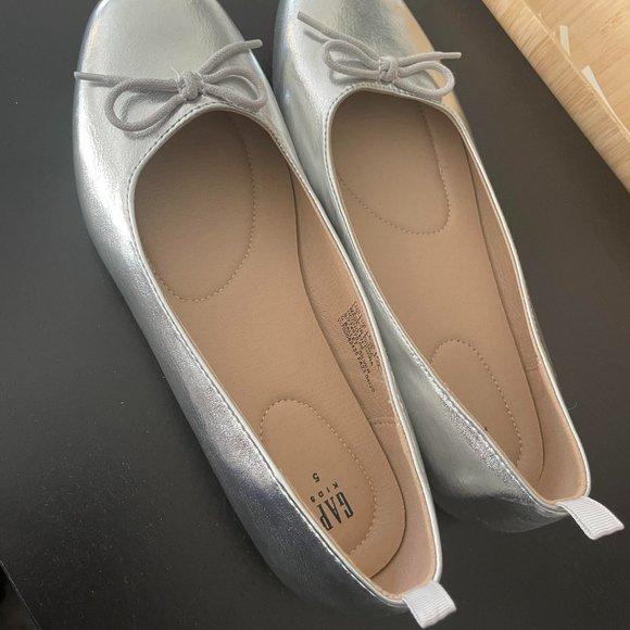 Shimmering Silver Kids' Ballet Flats - GAP Size 5 - Perfect for Any Occasion - Picture 4 of 5